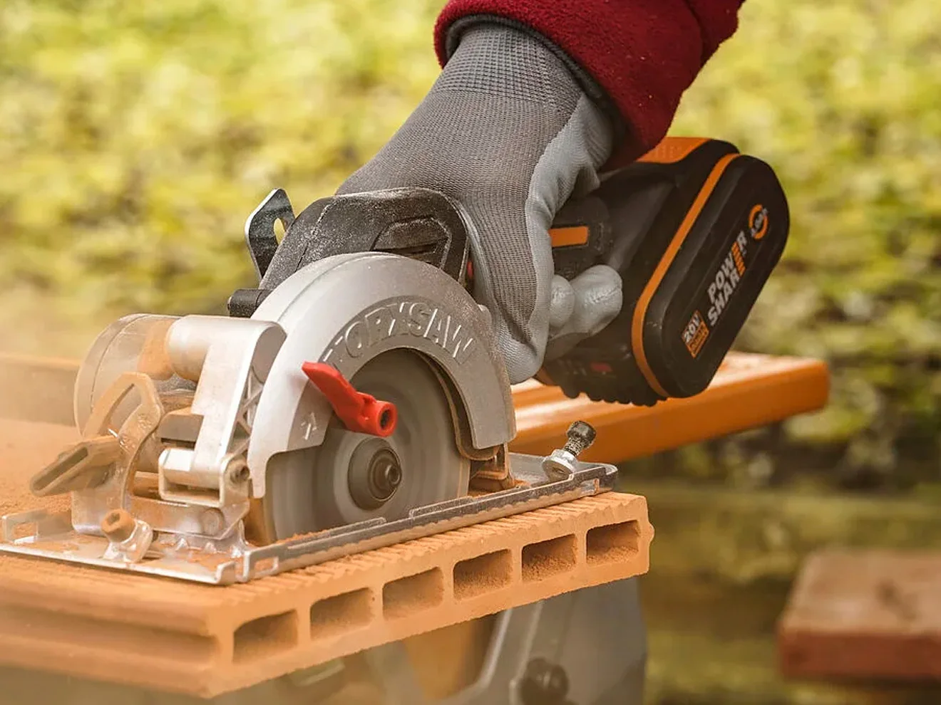 8 Best Cordless Circular Saws for Beginners in 2026
